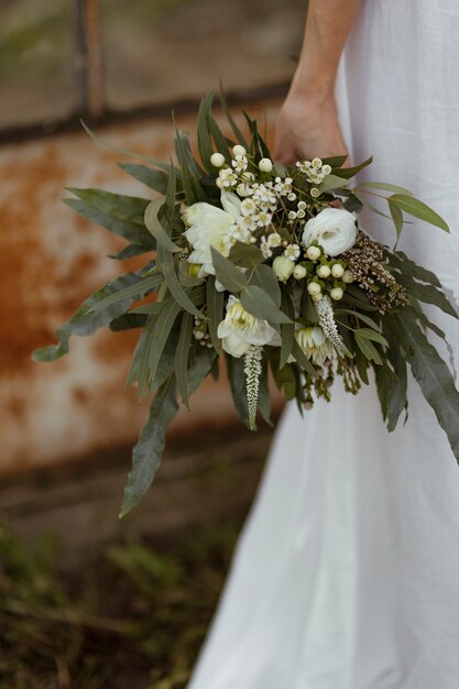 Sposa che tiene un mazzo di fiori