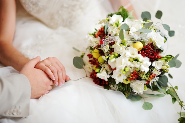 Sposa con bouquet da sposa con fiori bianchi