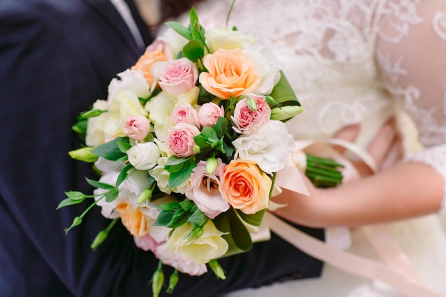 Sposa con bouquet da sposa.