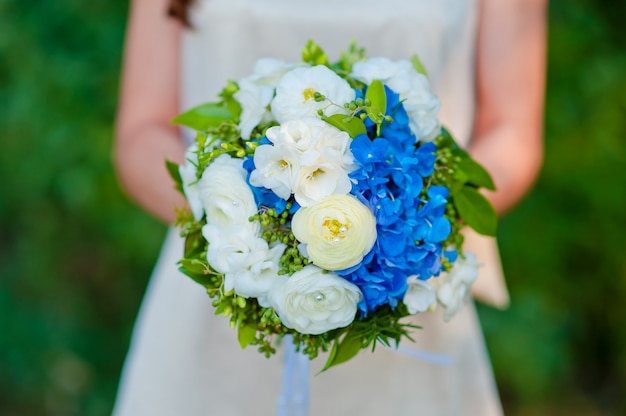 Sposa con bouquet da sposa