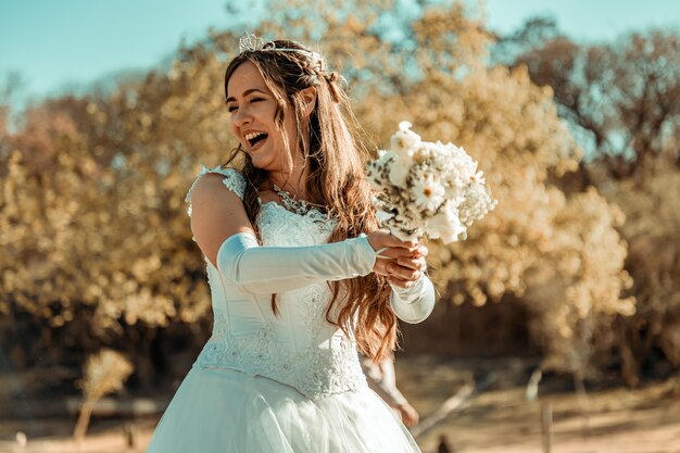 Sposa con bouquet di fiori e abito da sposa natura e matrimonio