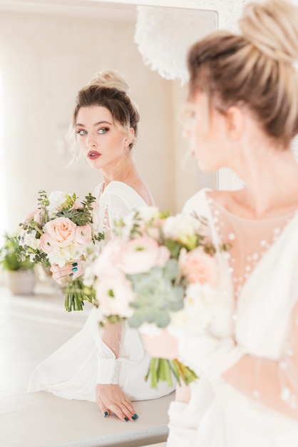 Sposa con bouquet di fiori