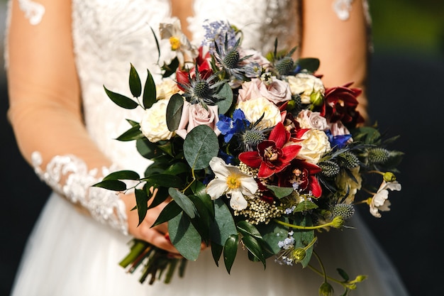 sposa con bouquet di fiori