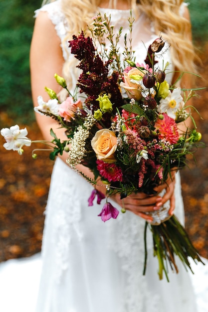 sposa con bouquet di fiori