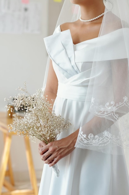 Sposa con bouquet minimalista