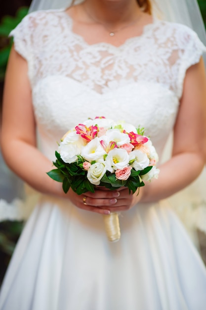 Sposa con bouquet, primo piano