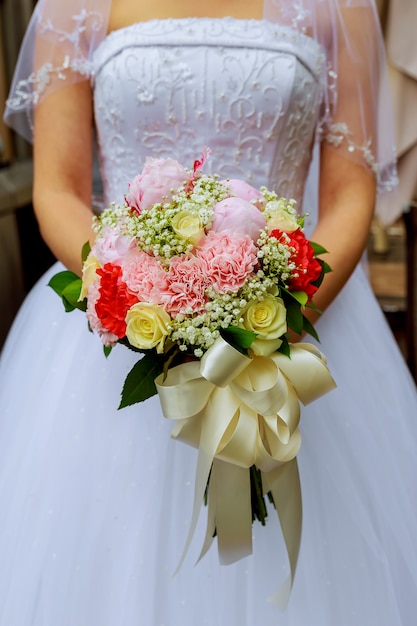 Sposa con bouquet, primo piano