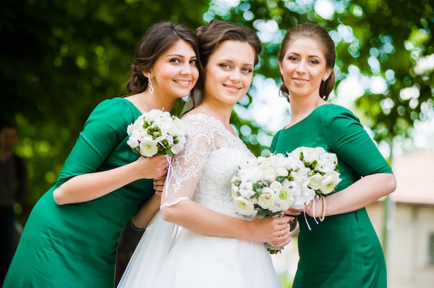 Sposa con damigelle con mazzi di fiori