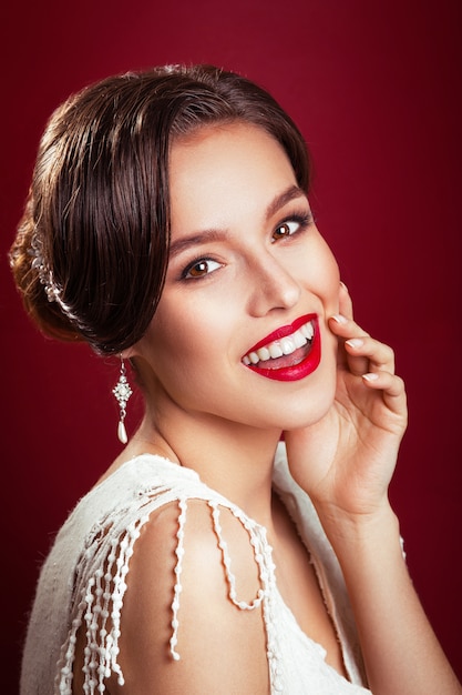 Sposa con ornamento nei capelli e labbra rosse