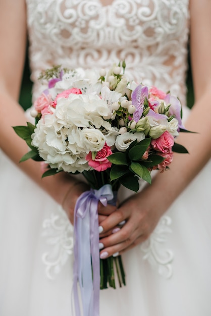 Sposa con un bellissimo bouquet tra le mani, primo piano