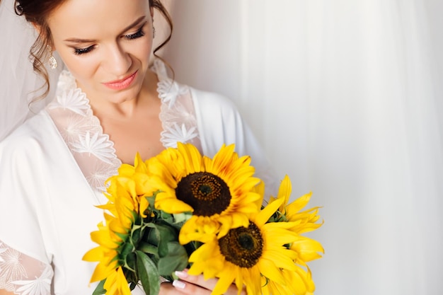 Sposa con un bouquet di fiori in primo piano Rapporto di matrimonio e concetto di amore