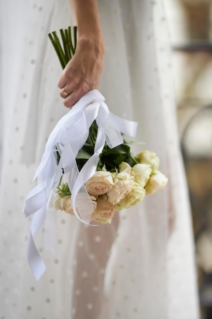 Sposa con un bouquet nelle sue mani primo piano. Nozze. Delicato bel bouquet.