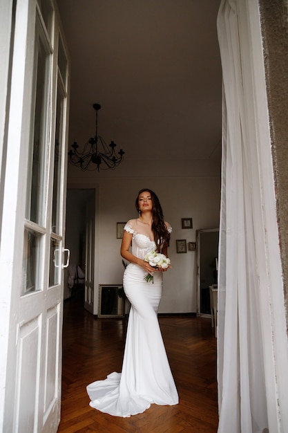 sposa con un mazzo di fiori