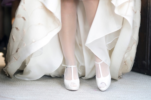 Sposa con vestito e scarpe il giorno del suo matrimonio in flat medio