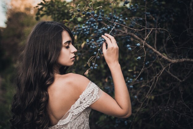 Sposa dai capelli lunghi della donna con le spalle nude