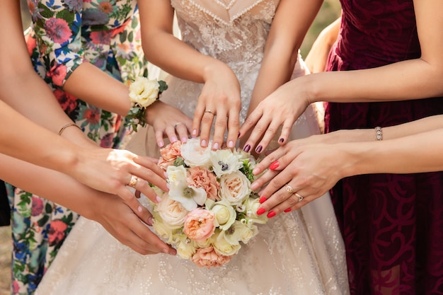 Sposa, damigelle e bouquet da sposa