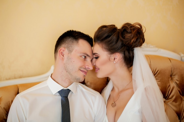 sposa e lo sposo baci al chiuso