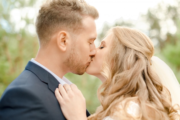 Sposa e lo sposo baci nel parco