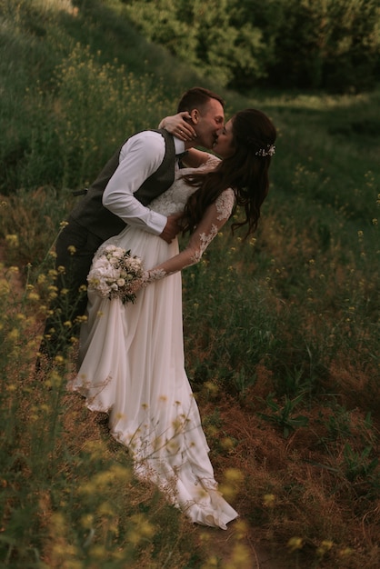 Sposa e lo sposo baci nel parco