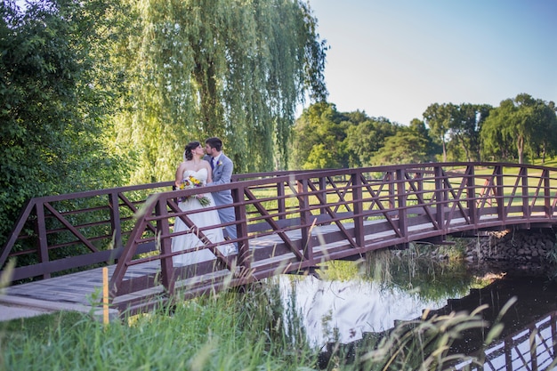 Sposa e lo sposo baci sulla sposa al matrimonio