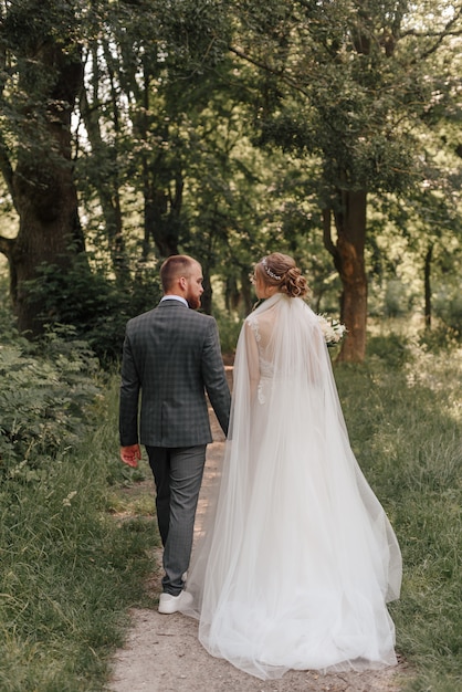 sposa e sposo all'aperto nel parco