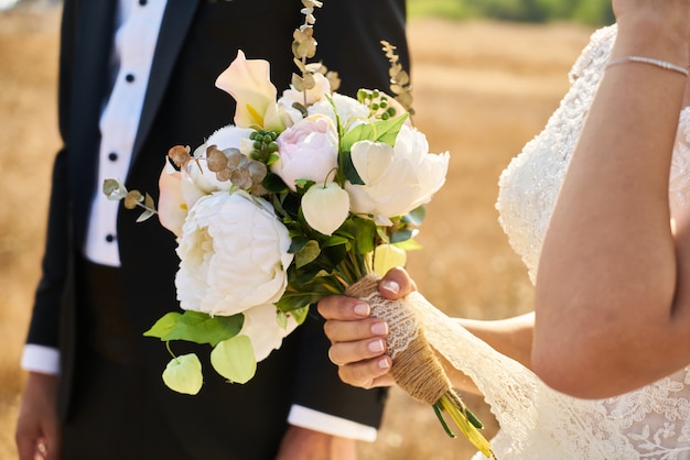 Sposa e sposo all'aperto nella cerimonia di nozze