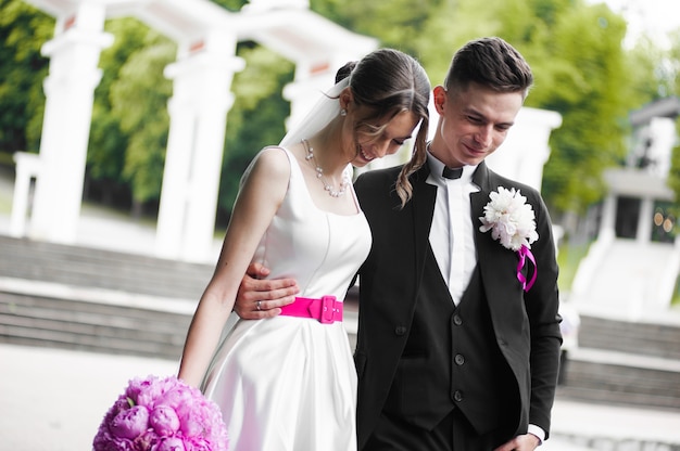 Sposa e sposo alla moda Giorno del matrimonio
