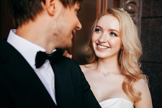 Sposa e sposo belli e sorridenti