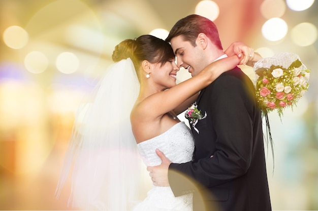 Sposa e sposo che ballano sullo sfondo