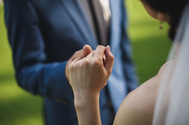 Sposa e sposo che camminano insieme tenendo le mani