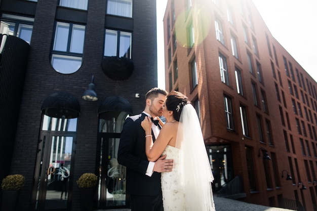 Sposa e sposo che camminano nella città, giorno delle nozze, matrimonio. Sposi a urban. giovane coppia nel giorno del matrimonio.