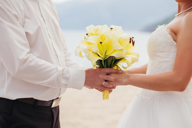 Sposa e sposo che si tengono per mano insieme. Stile artistico