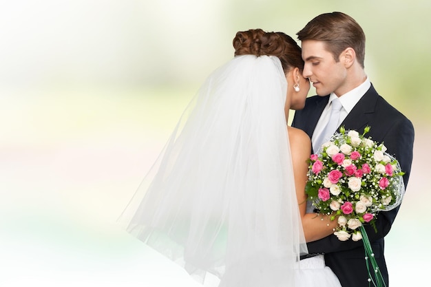 Sposa e sposo che tengono elegante bouquet durante la cerimonia di nozze