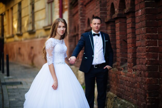 Sposa e sposo con bouquet