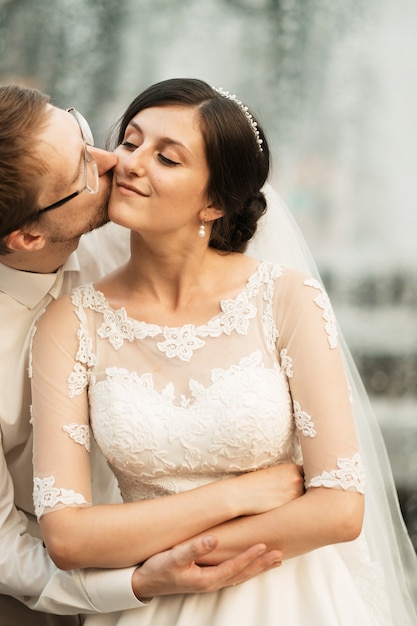 Sposa e sposo felici romantici di lusso che celebrano il matrimonio sulla vecchia città soleggiata