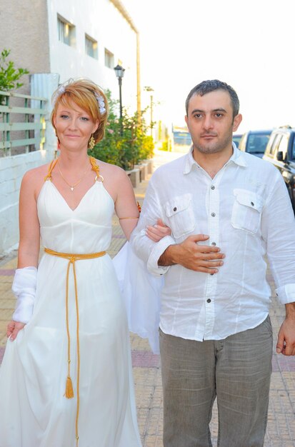 Sposa e sposo in chiesa alla cerimonia di matrimonio greca ad Atene in Grecia