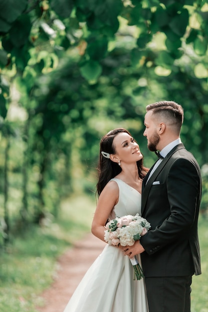 sposa e sposo in piedi sotto l'arco di nozze