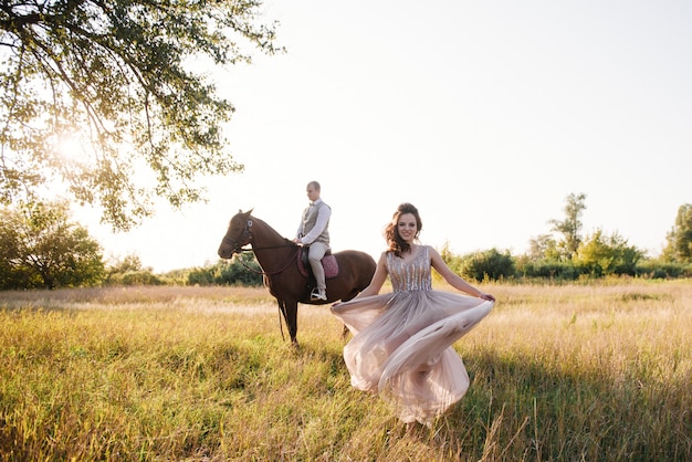 Sposa e sposo in posa attraverso il campo