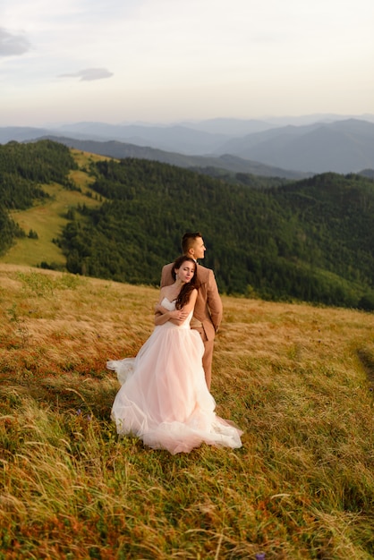 Sposa e sposo in posa in montagna