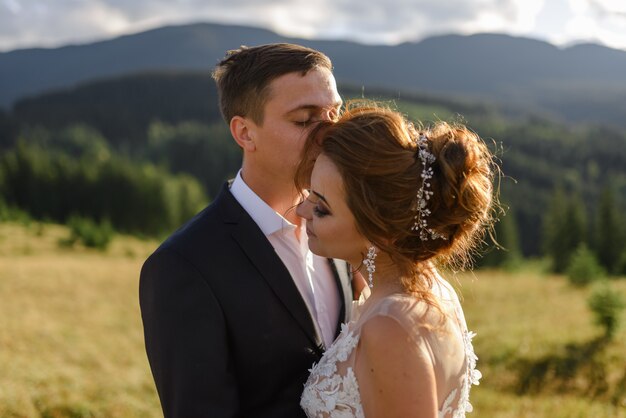 Sposa e sposo in posa in montagna