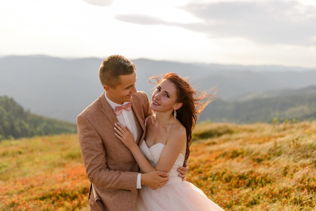 Sposa e sposo in posa in montagna