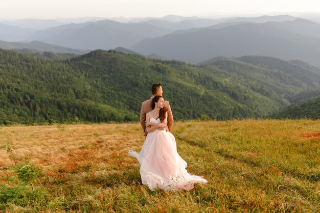 Sposa e sposo in posa in montagna