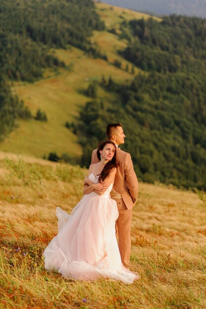 Sposa e sposo in posa in montagna