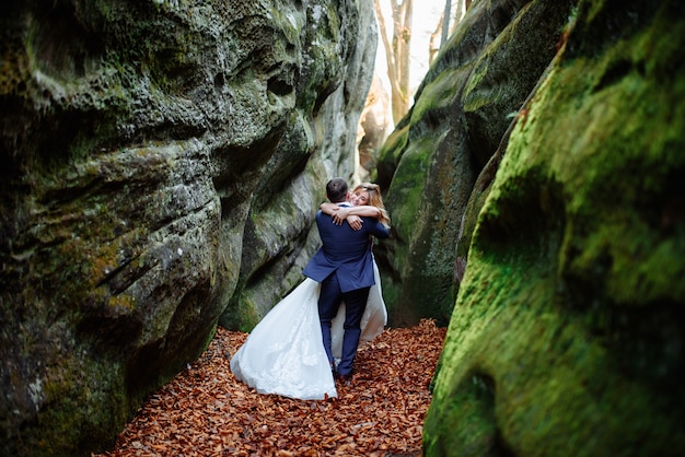 Sposa e sposo in posa in natura