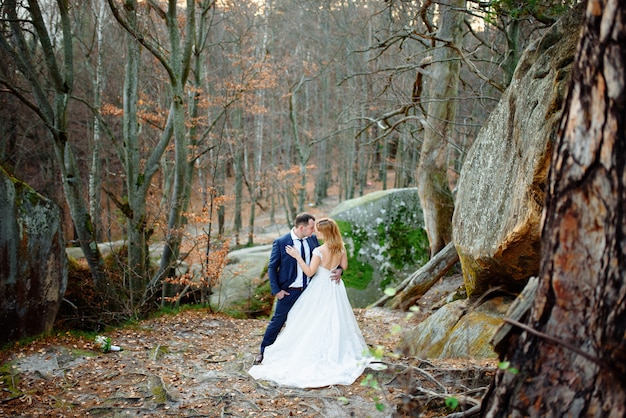 Sposa e sposo in posa in natura