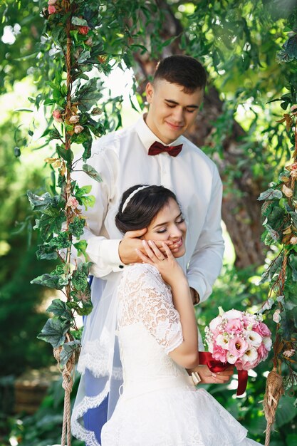 Sposa e sposo in posa in un giardino