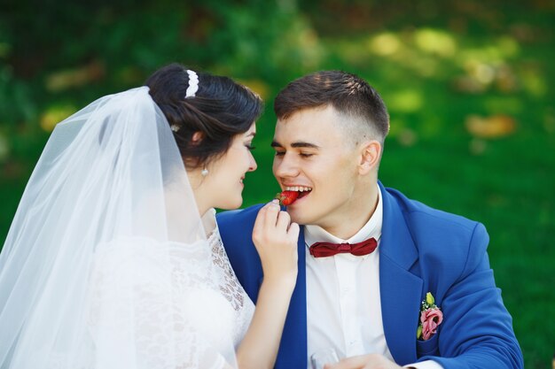 Sposa e sposo in posa in un giardino