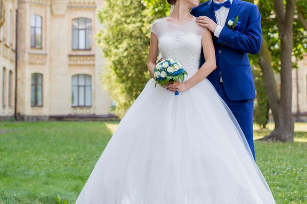 Sposa e sposo insieme nel parco