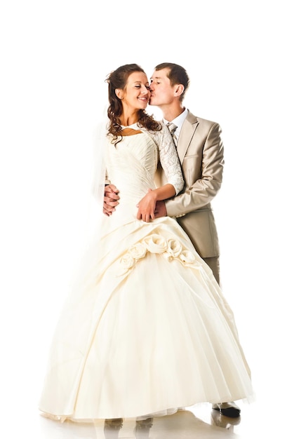 Sposa e sposo isolati su sfondo bianco