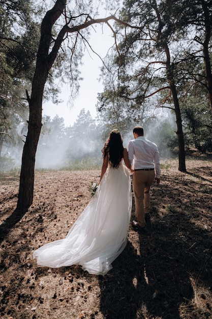 Sposa e sposo. Lussuosa giovane coppia di sposini innamorati in posa per il primo servizio fotografico di matrimonio di famiglia